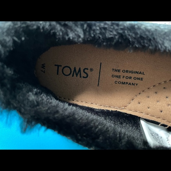 TOMS Belmont black sweater knit w/faux fur shoe - Picture 5 of 6